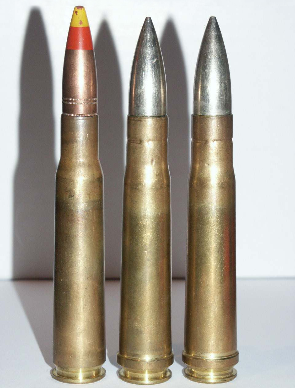 Патроны .50 BMG — слева и два .55 Boys справа