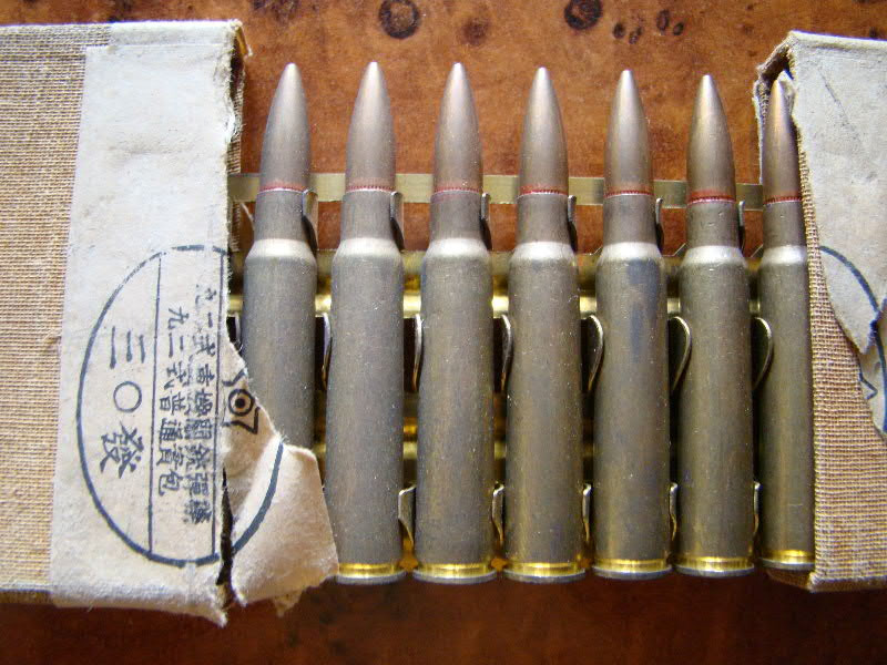 Вскрытая коробка с лентой-касетой на 30 патронов 7,7×58 мм SR для станкового пулемета Тип 92