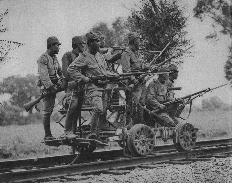 Группа японских пехотинцев с винтовками Тип 38 на дрезине