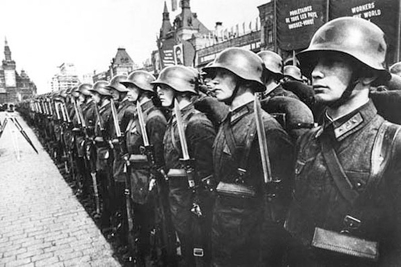 Бойцы 1-й Московской Пролетарской стрелковой дивизии вооруженные винтовками АВС-36 на параде 1 мая 1938 года.