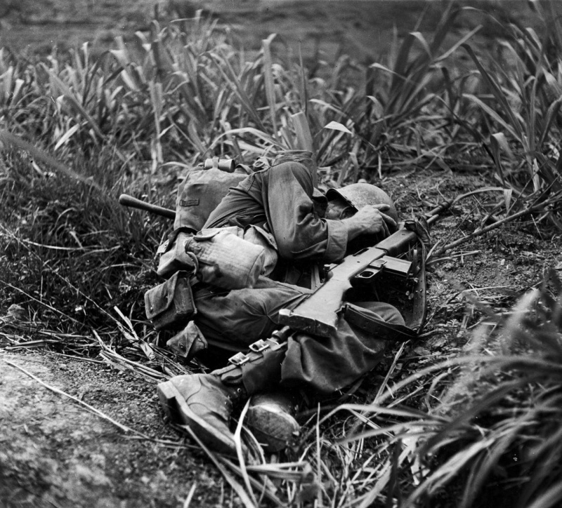 Американский пехотинец укрывается во время японского артобстрела на Окинаве