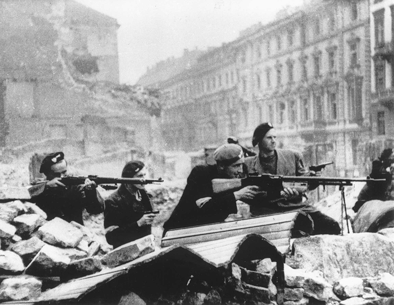Польские повстанцы во время Варшавского восстания в 1944 году: один из них вооружён RKM wz. 28
