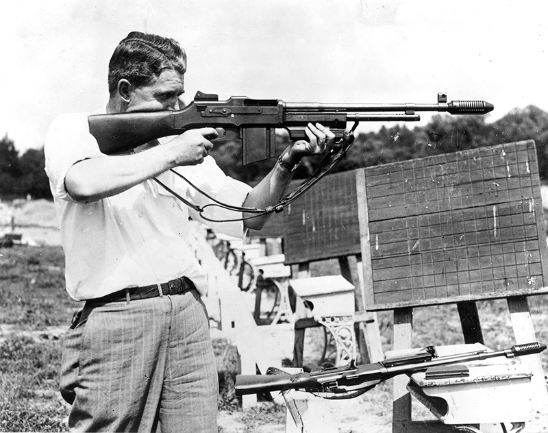 Агент ФБР практикуется в стрельбе из Colt R 80