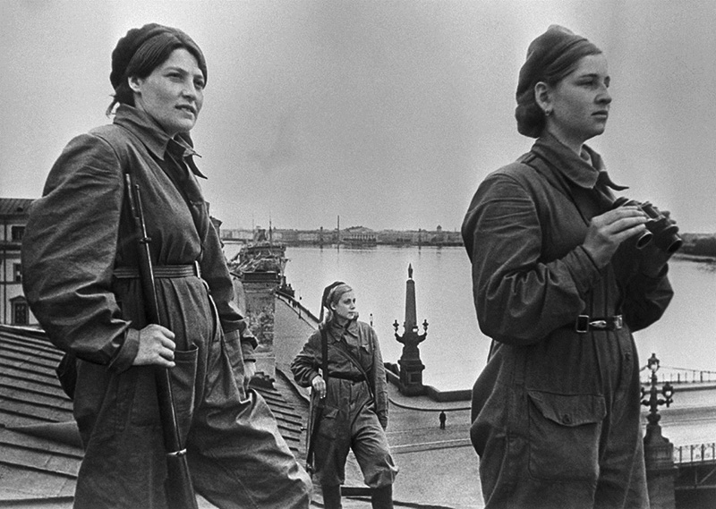 Девушки-бойцы местной противовоздушной обороны (МПВО) несут боевое дежурство на крыше дома в Ленинграде, 1942 год. Девушка слева вооружена винтовкой  Бердана № 2