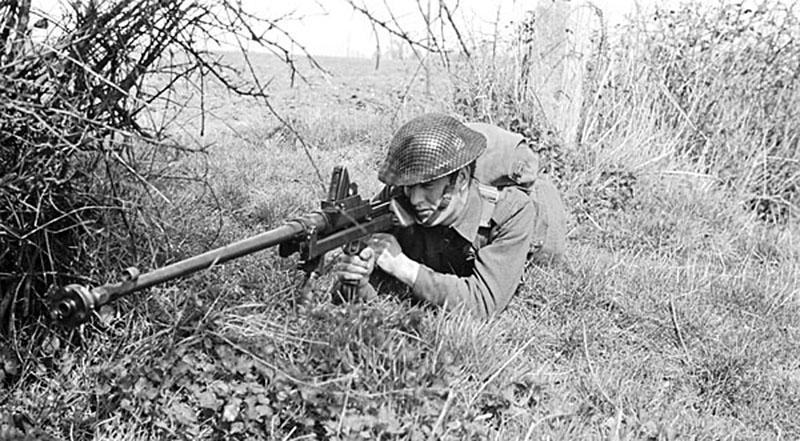 Канадский солдат в положении для стрельбы лёжа с ПТР Boys Mk. I