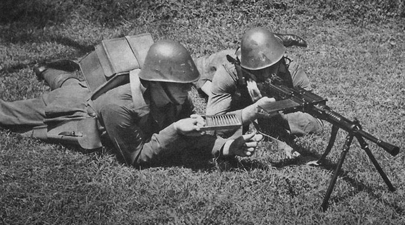 Голландские солдаты на учебных занятиях с итальянским пулемётом Бреда M30.