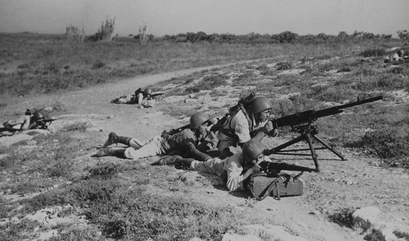 Итальянские морские пехотинцы в бою после высадке в Ситии на Крите
