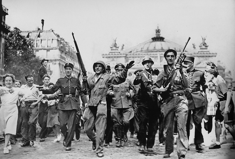 Французские борцы Сопротивления и полицейские конвоируют в сопровождении горожан немецкого пленного офицера