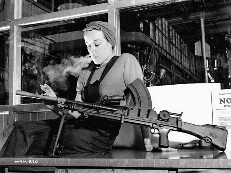 Работница завода John Inglis and Company Вероника Фостер позирует с пулемётом Bren Mk. I