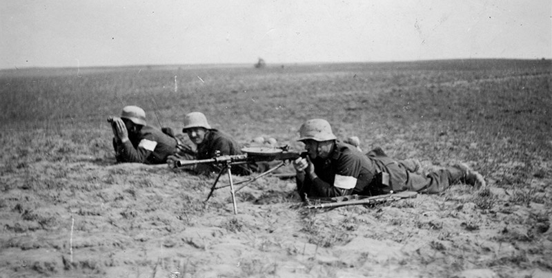 Венгерские солдаты с трофейным советским пулемётом ДП