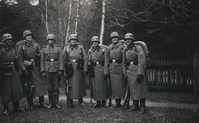 Солдаты СС с пистолет-пулеметами EMP