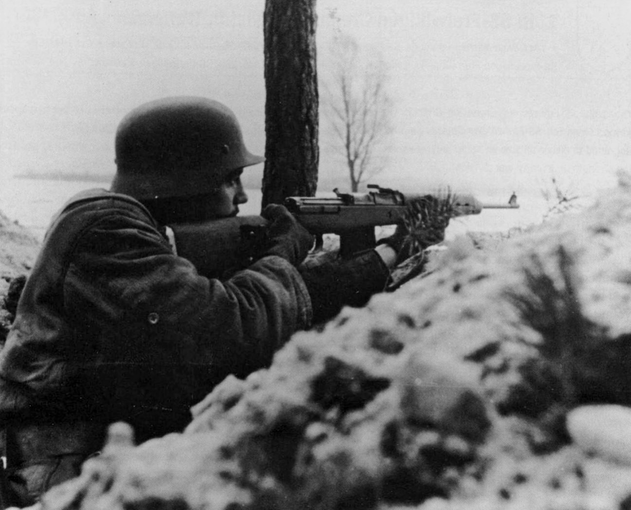 Немецкий солдат вооруженный самозарядной винтовкой G43/K43 в окопе