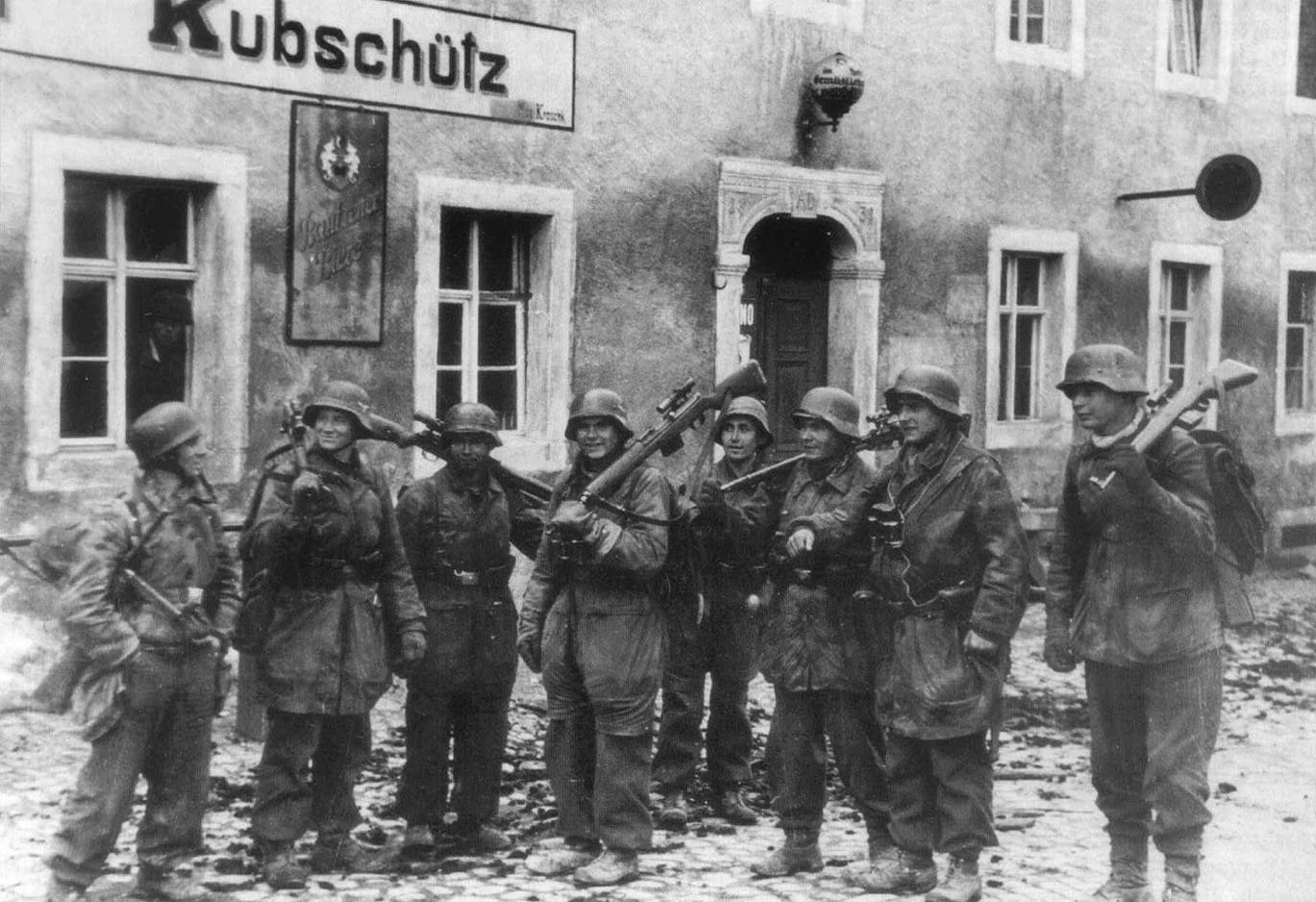Снайперы из дивизии «Герман Геринг» с винтовками G43/K43. Баутцен, апрель 1945 года