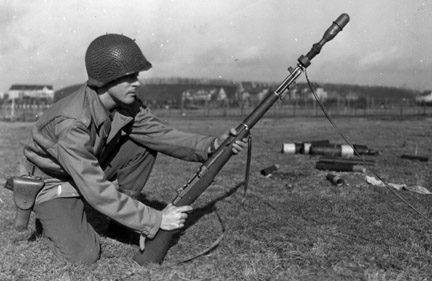 Стрельба из гранатомёта M7 установленного на M1 Garand