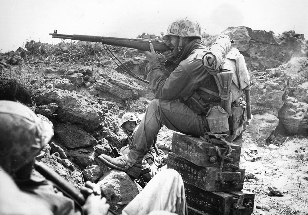 Американский морской пехотинец прицеливается из винтовки M1 Garand во время боев на Иводзиме