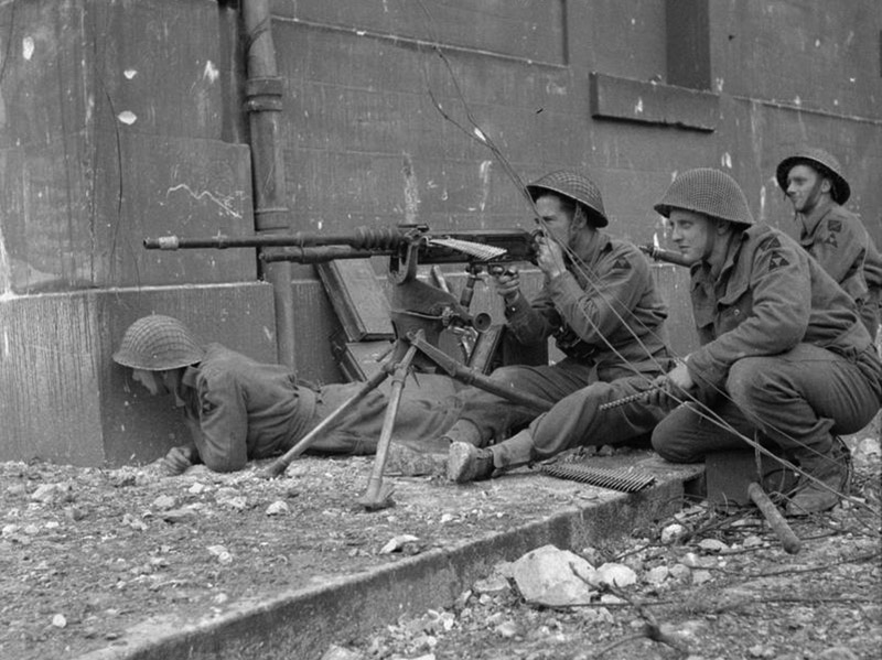 Британские солдаты с захваченным в ходе боёв во Франции пулемётом Hotchkiss