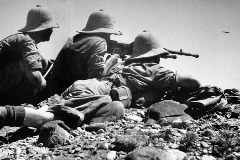 Трое солдат Французского иностранного легиона ведут огонь пулемёта Hotchkiss