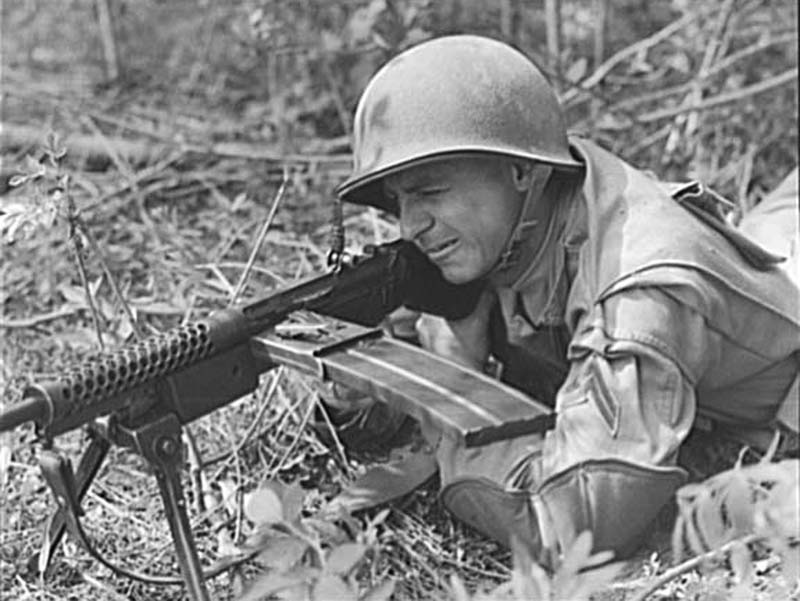 Американский солдат ведет огонь из пулемёта Johnson M1941