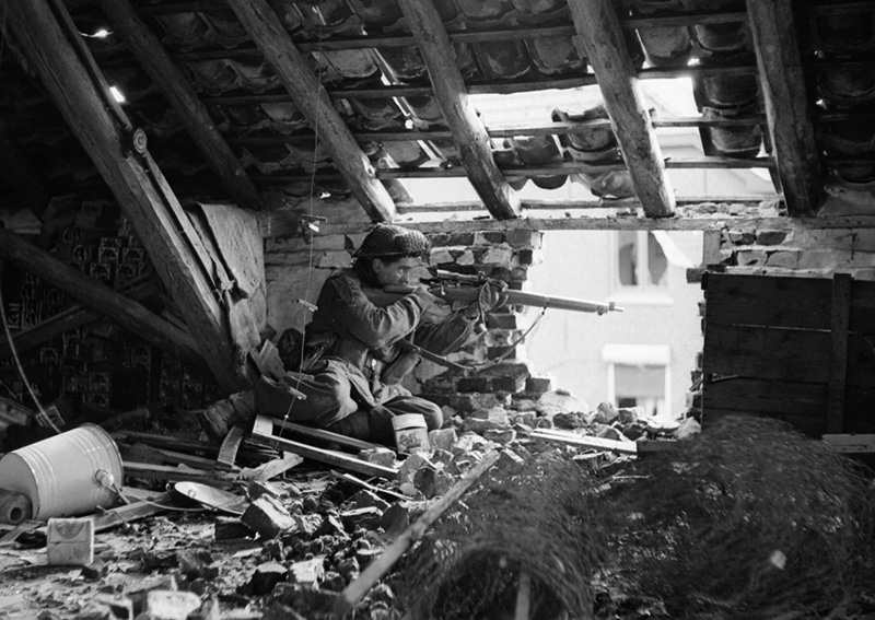 Британский снайпер на позиции на чердаке здания