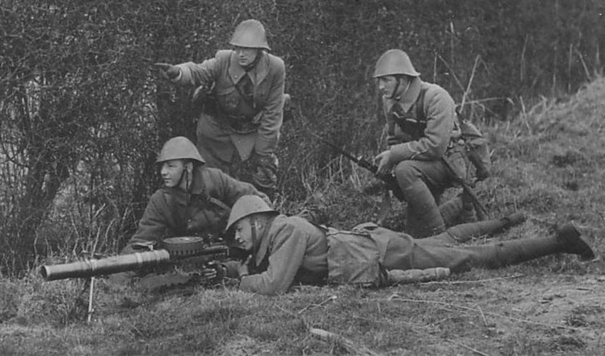 Голандские солдаты с пулемётом Lewis M. 20