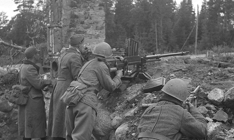 Финские солдаты готовятся вести огонь из противотанкового ружья L-39