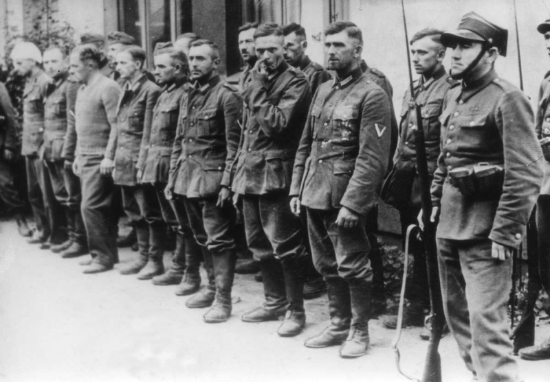 Немецкие пленные под конвоем польского солдата на улице Варшавы