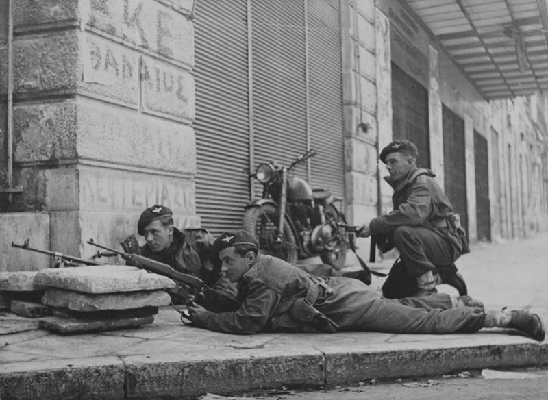 Трое солдат 5-го шотландского парашютного батальона 2-й британской парашютной бригады на улице Афин во время боев с Народно-освободительной армией Греции. Солдат на переднем плане вооружен карабином М1А1