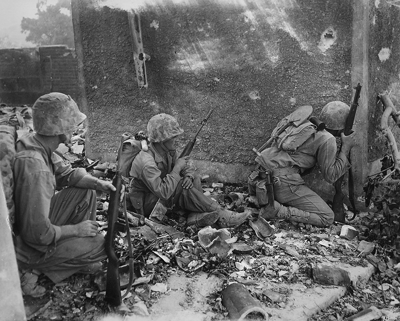 Морские пехотинцы 6-й американской дивизии укрываются около стены на Окинаве