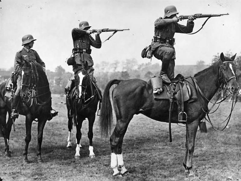 Немецкие кавалеристы на занятиях перед Второй мировой войной.