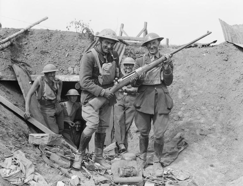 Британские солдаты с трофейным Mauser T-gewehr