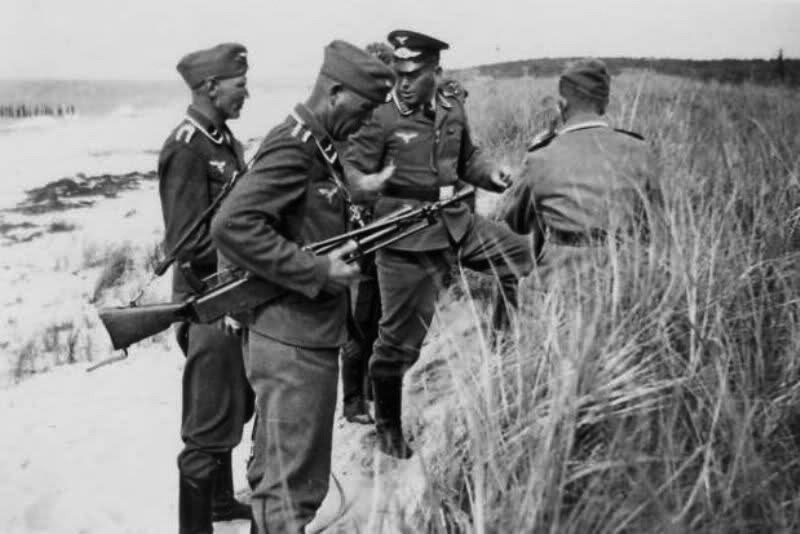 Немецкие солдаты с пулемётом MG 116(f)