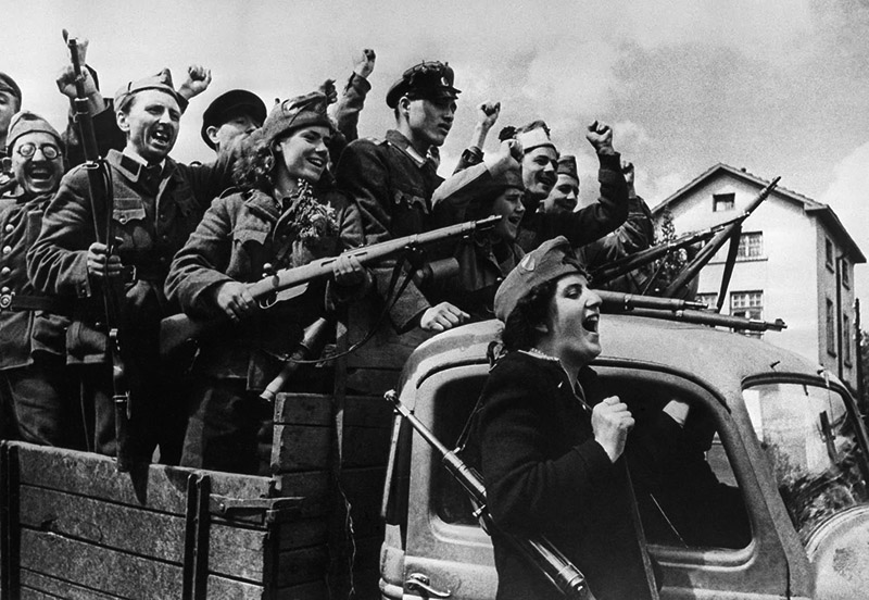Бойцы Отечественного фронта Болгарии в грузовике на улице освобожденной Софии