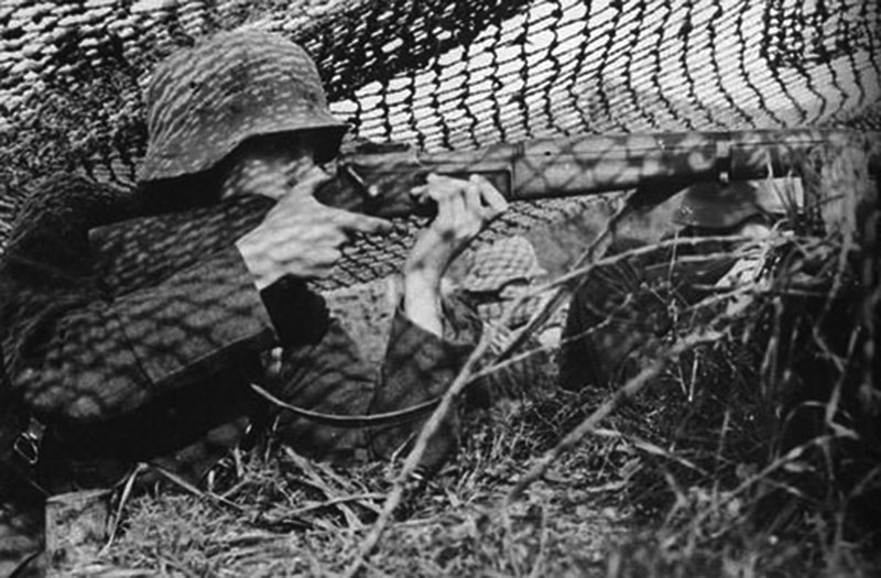 Немецкий солдат с винтовкой MAS 36