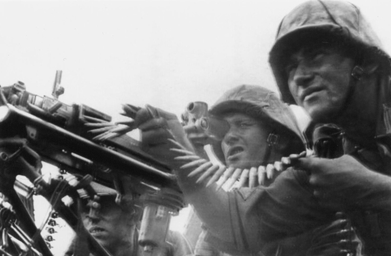 Немецкий пулемётный расчет ведет огонь из MG-34 с оптическим прицелом MGZ-34.