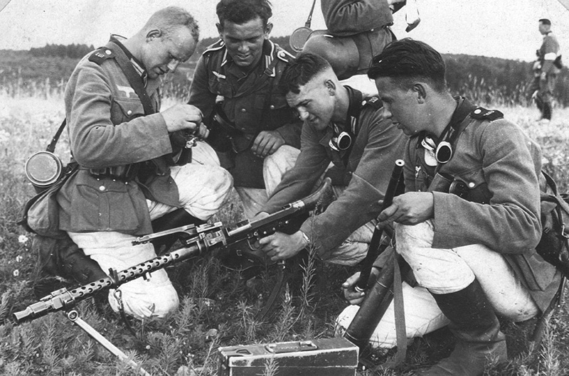 Немецкие солдаты на тренировке с пулемётом MG 34.