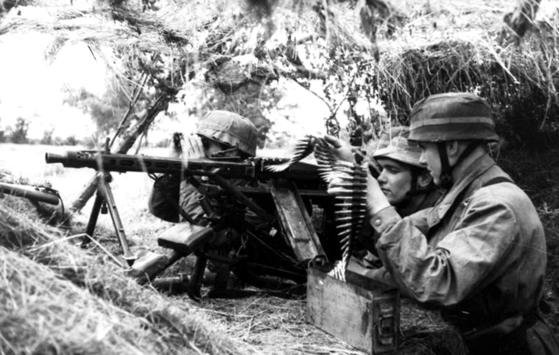 Немецкие парашутисты на позиции с пулемётом MG 42