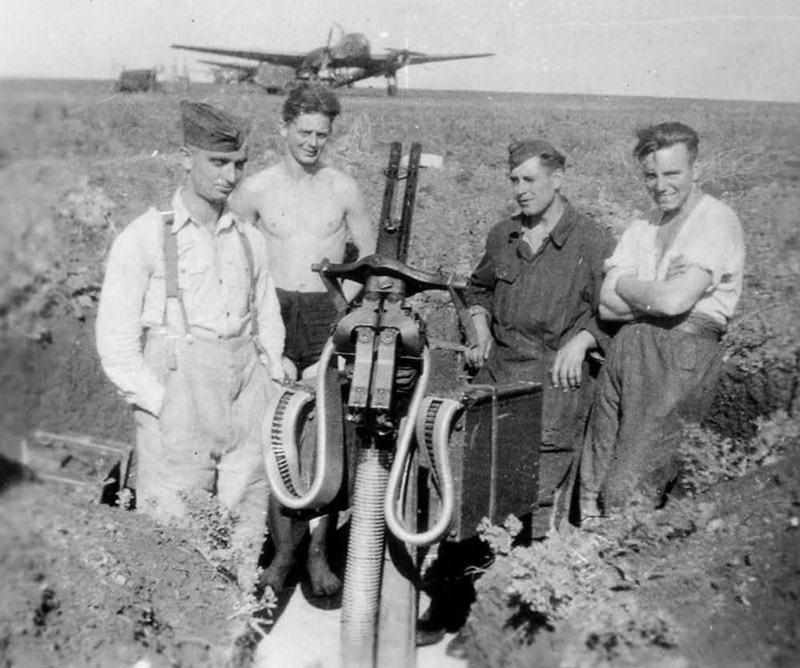 Немецкие солдаты у пулемёта MG 81Z на полевом аэродроме