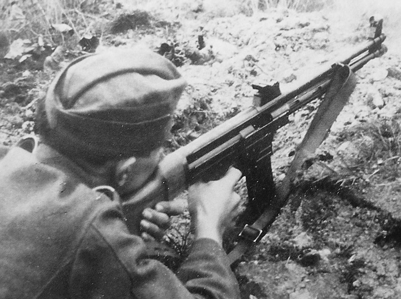 Немецкий солдат ведет огонь из MKb.42(H)