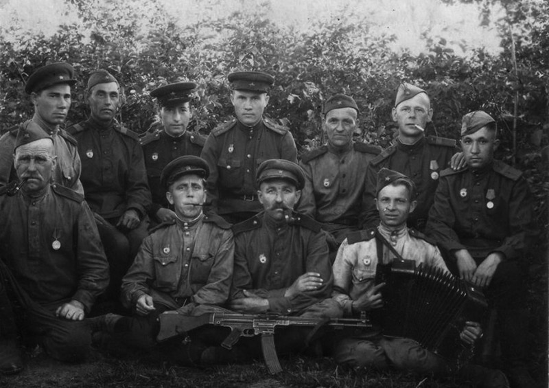 Групповое фото бойцов Красной армии с редким трофеем
