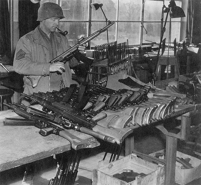 Американский солдат осматривает MKb.42(W) захваченные на заводе Walther