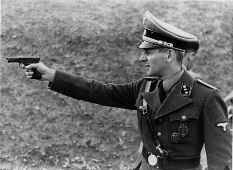 Офицер СС стреляет из пистолета Mauser M1934