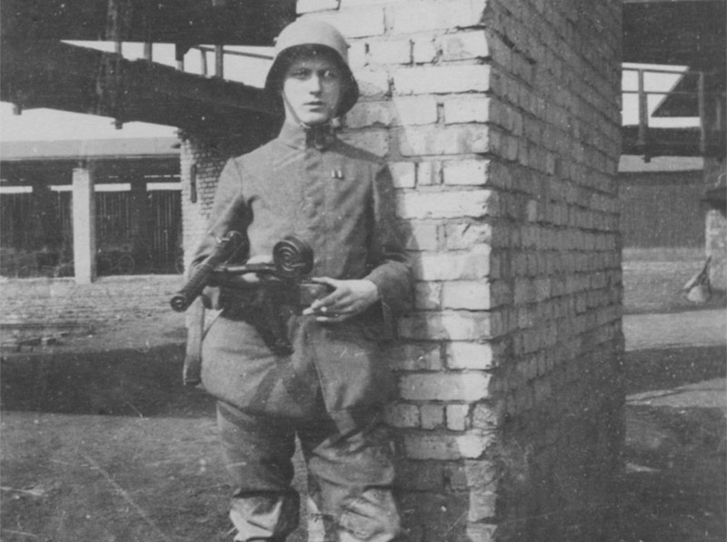 Немецкий солдат, вооруженный MP 18.I