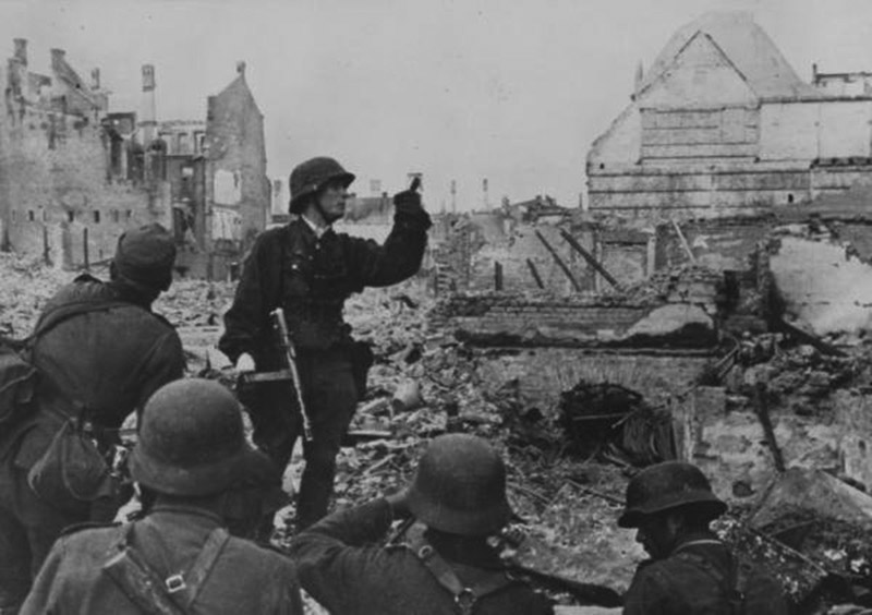 Немецкие солдаты перед атакой