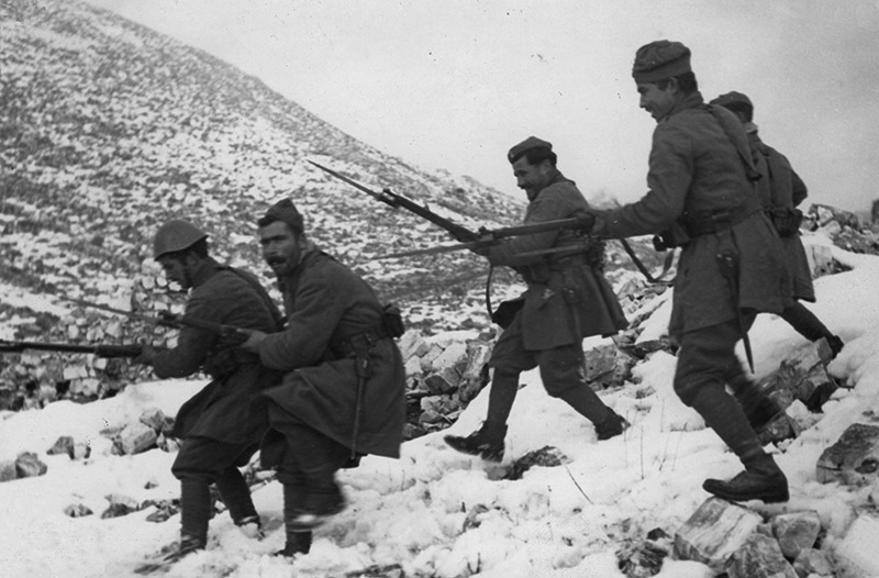 Греческие солдаты спускаются по склону во время войны с Италией.