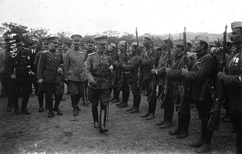 Греческие солдаты на смотре перед отправкой на фронт. 1916 год