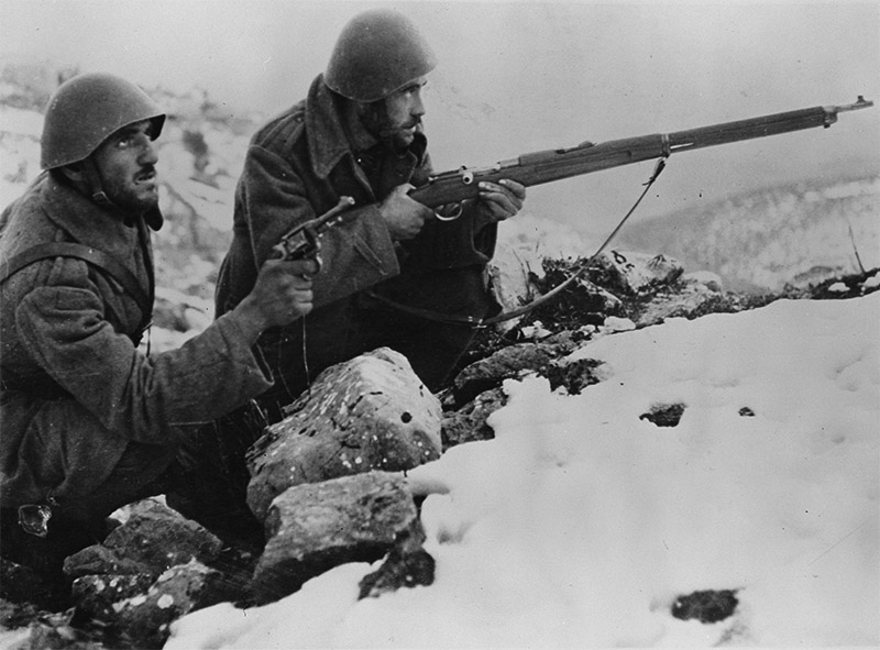 Греческие солдаты в бою в горах во время войны с Италией 1940—1941 годов