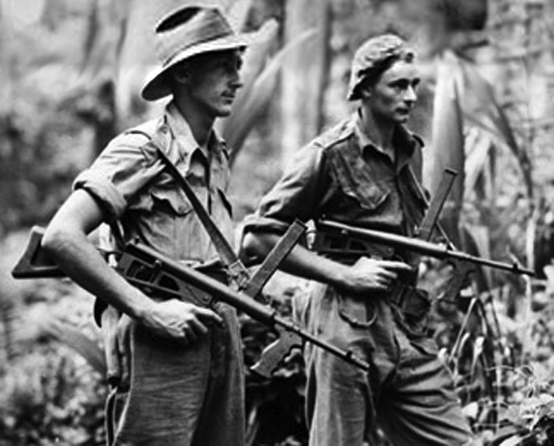 Австралийские солдаты, вооруженные пистолетами-пулемётами Owen Mk1/43