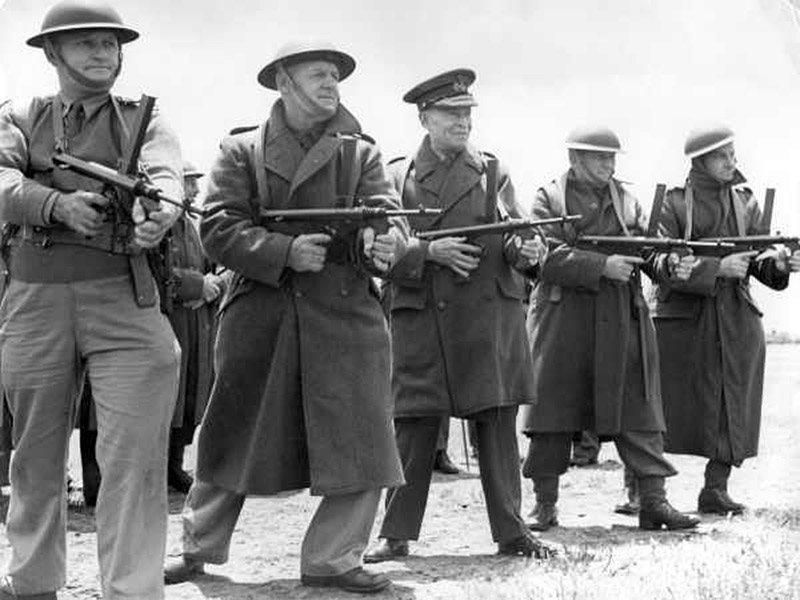 Австралийский генерал Гарри Човел (англ. Harry Chauvel) с группой офицеров