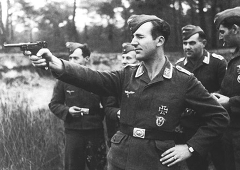 Унтер-офицер люфтваффе стреляет из пистолета «Парабеллум» Р.08.