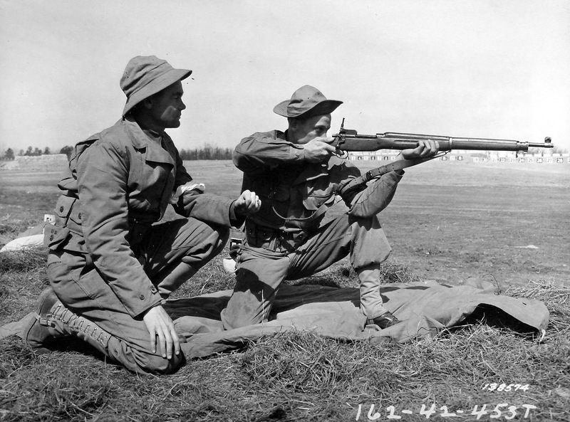 Американский солдат упражняется в стрельбе из винтовки Enfield M1917